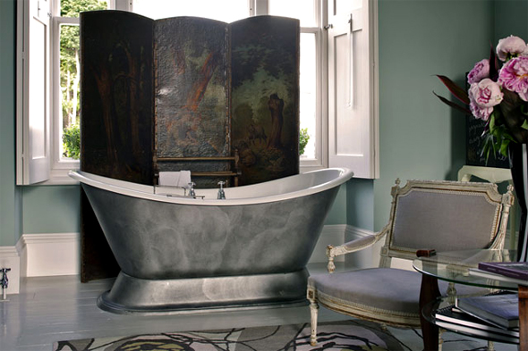 Мебель для ванной комнаты в будуарном стиле.