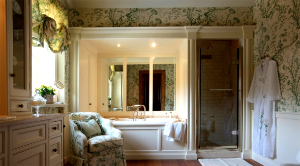 Мебель для ванной комнаты в будуарном стиле.