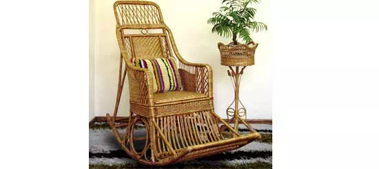 плетеное кресло качалка из лозы