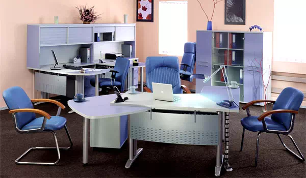Вариант комплектации офисной мебели Zetta для руководителя и персонала