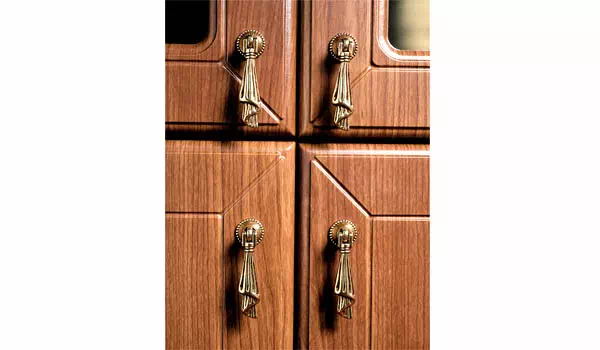 Скло сатин використовується на дверцятах шухляд для документів серії меблів для керівника.