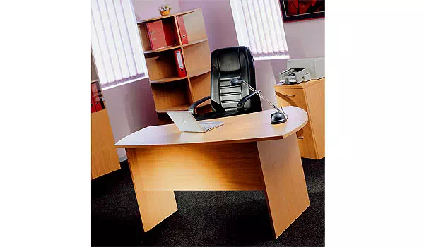 Стол и угловые стеллажи для документов из комплекта офисной мебели Персонал