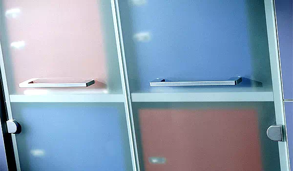 Внешний вид стекла сатин, которое украшает шкафы для документов офисной мебели Zetta